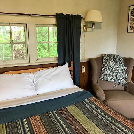 Chamber Lane Motel Round Lake Екстер'єр фото