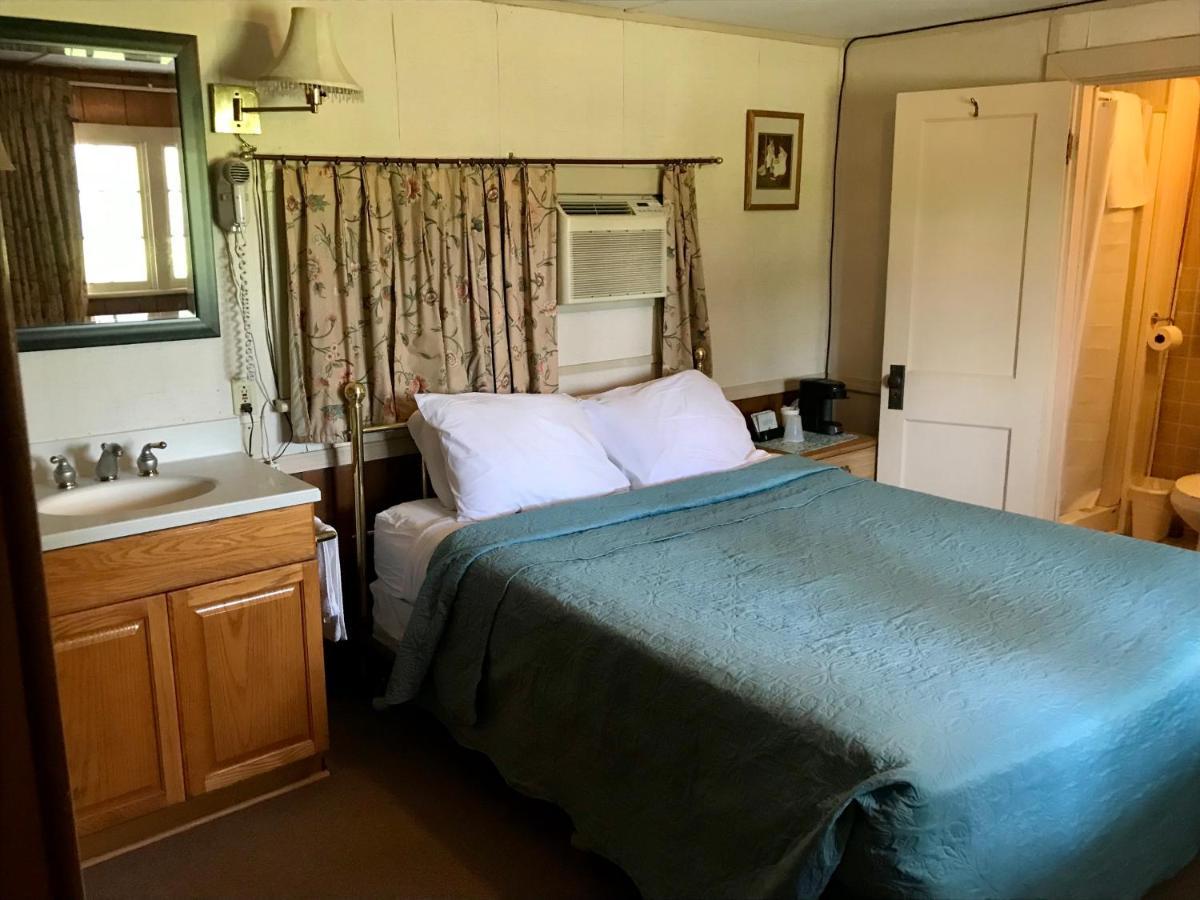 Chamber Lane Motel Round Lake Екстер'єр фото