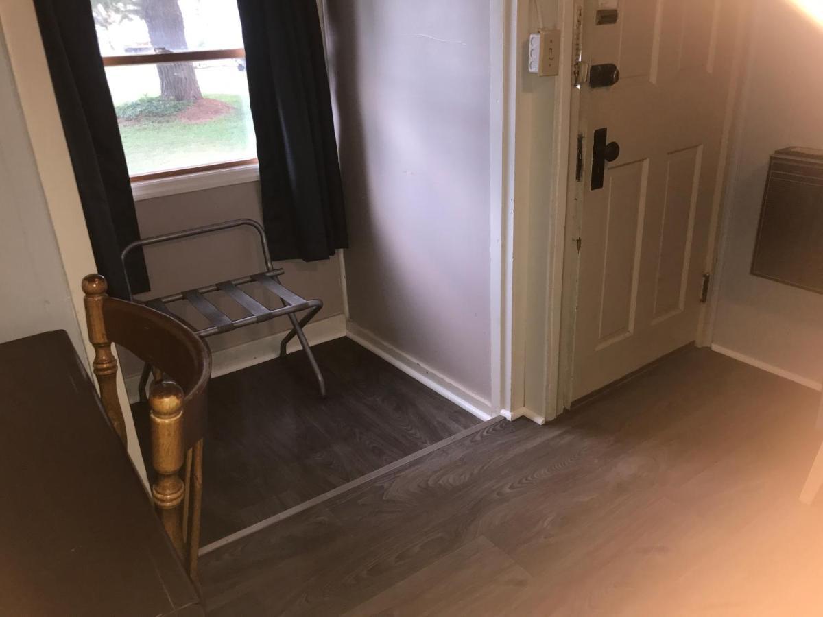 Chamber Lane Motel Round Lake Екстер'єр фото
