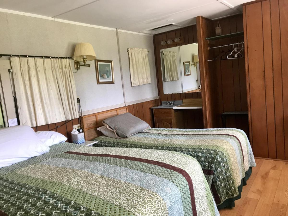 Chamber Lane Motel Round Lake Екстер'єр фото
