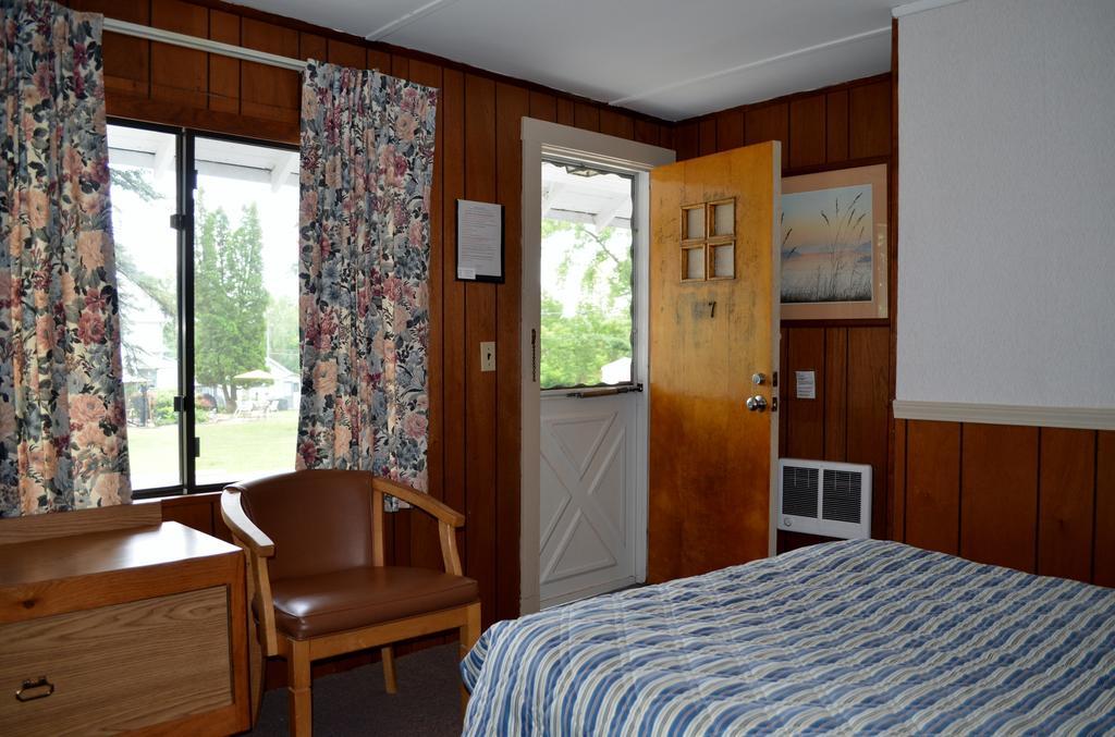 Chamber Lane Motel Round Lake Екстер'єр фото