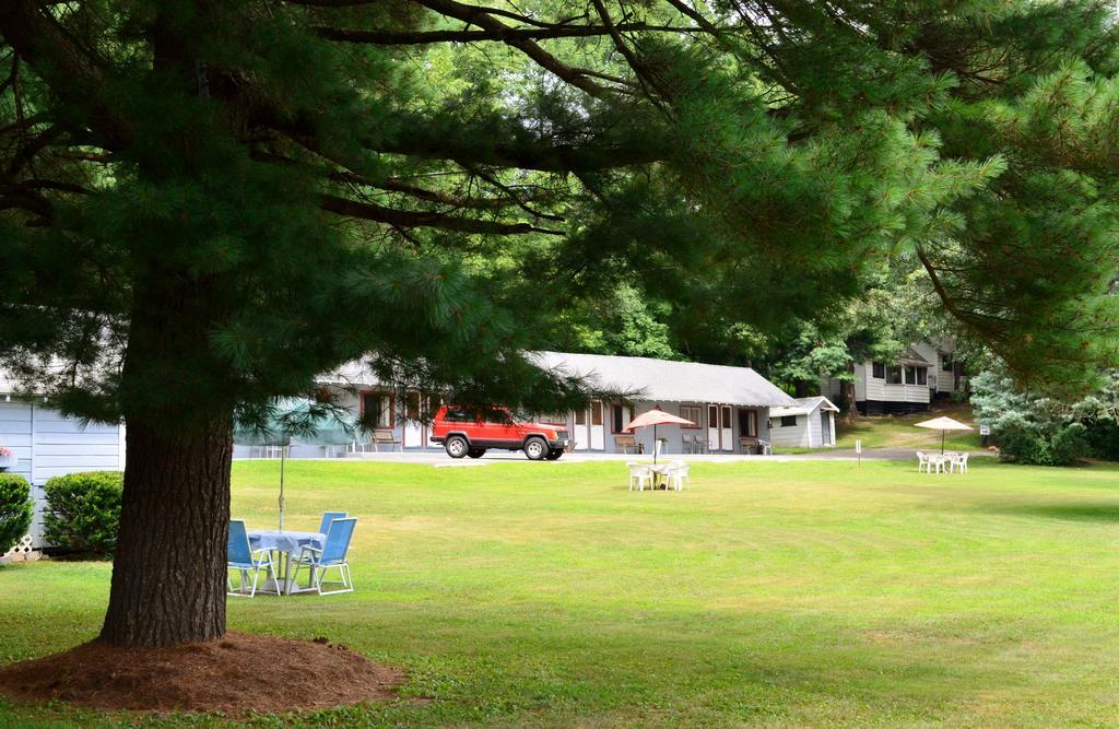Chamber Lane Motel Round Lake Екстер'єр фото