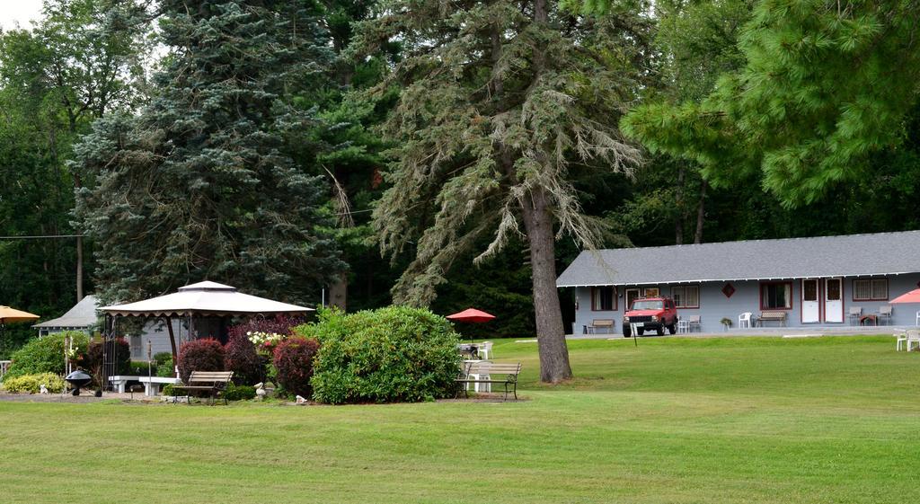 Chamber Lane Motel Round Lake Екстер'єр фото
