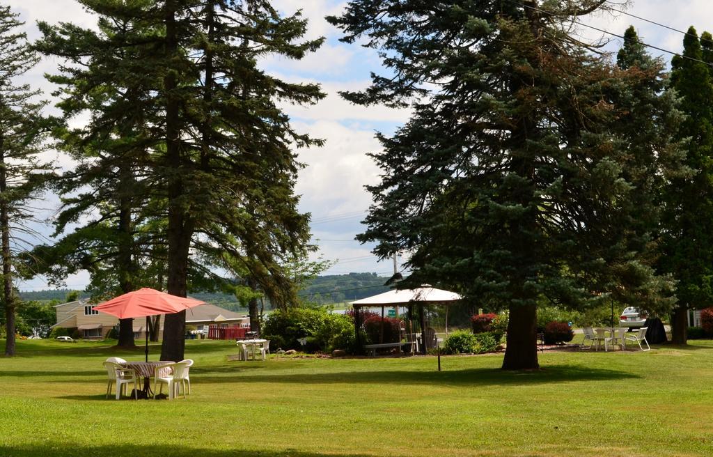 Chamber Lane Motel Round Lake Екстер'єр фото