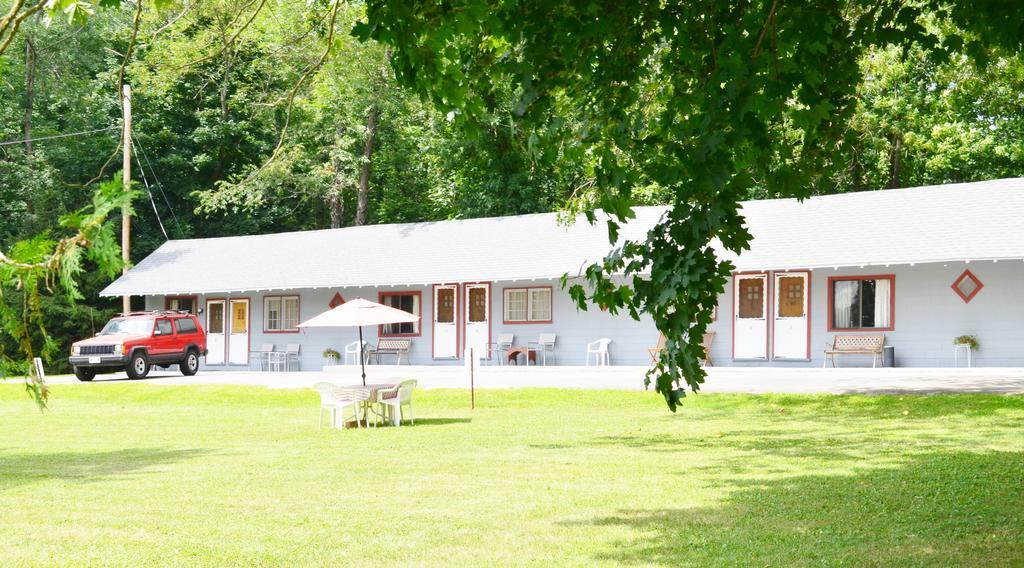 Chamber Lane Motel Round Lake Екстер'єр фото