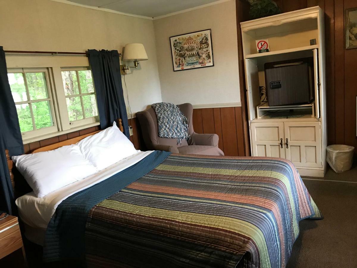 Chamber Lane Motel Round Lake Екстер'єр фото