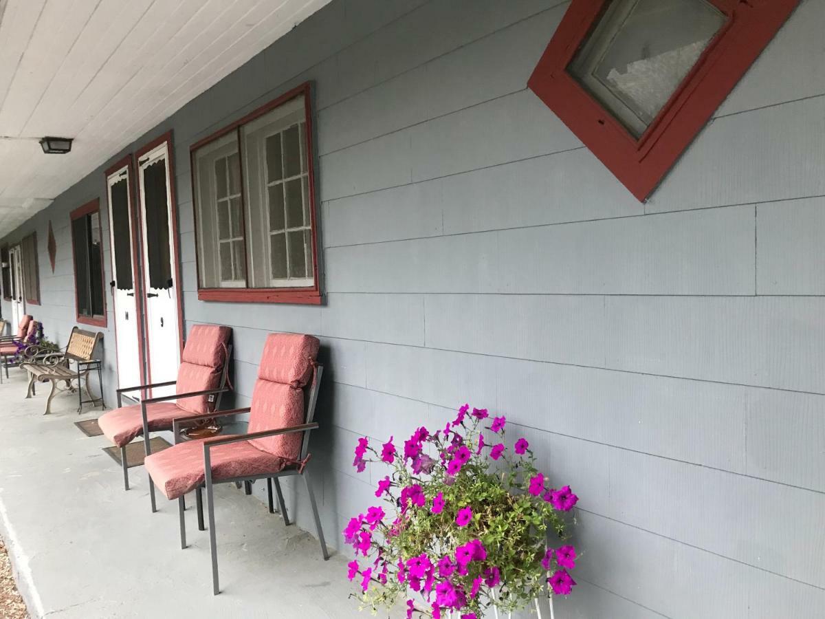 Chamber Lane Motel Round Lake Екстер'єр фото